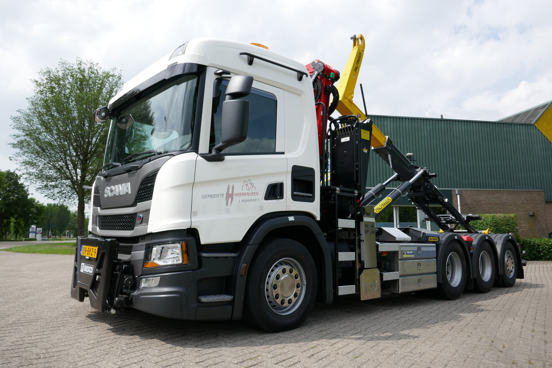 Z-kraan met haakarmsysteem