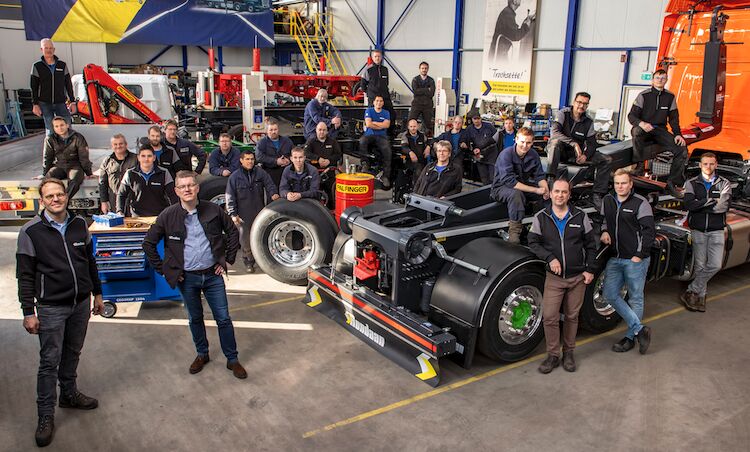 Hele team van Rondaan in loods