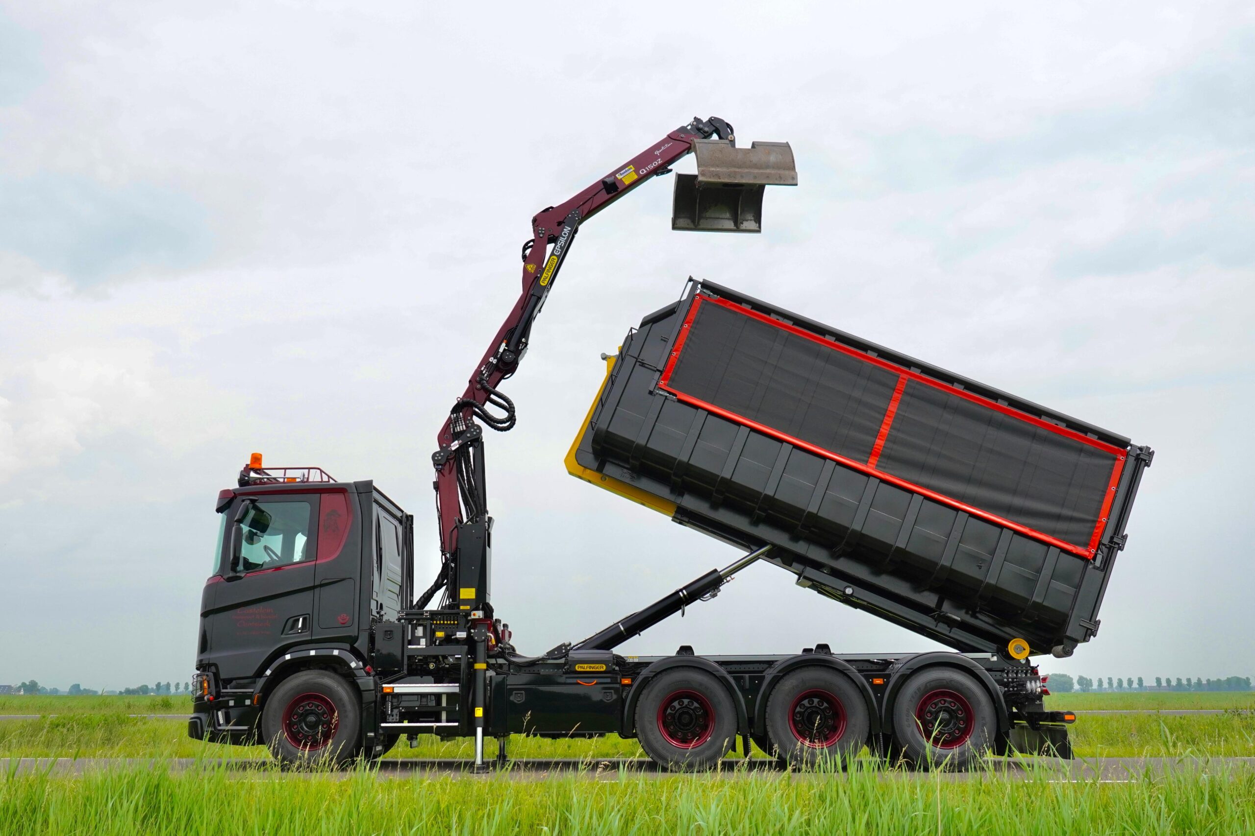 Epsilon Q150Z95Tr kraan en Palfinger haakarmsysteem op Scania V8