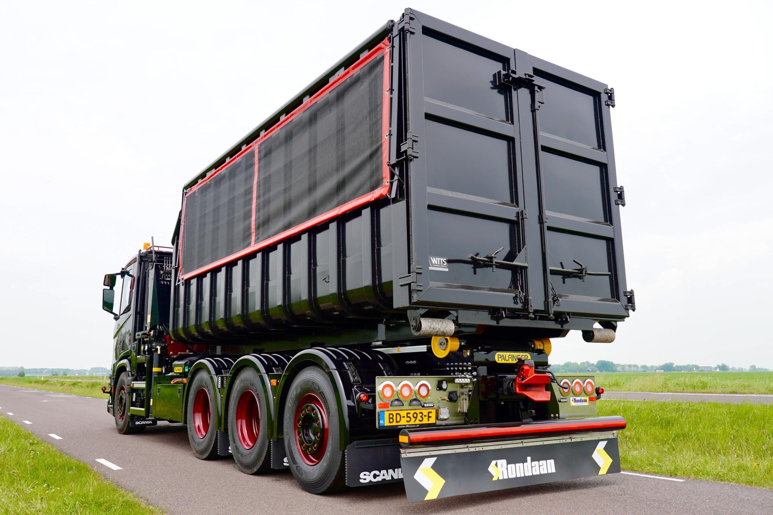 Epsilon Q150Z95Tr kraan en Palfinger haakarmsysteem op Scania V8