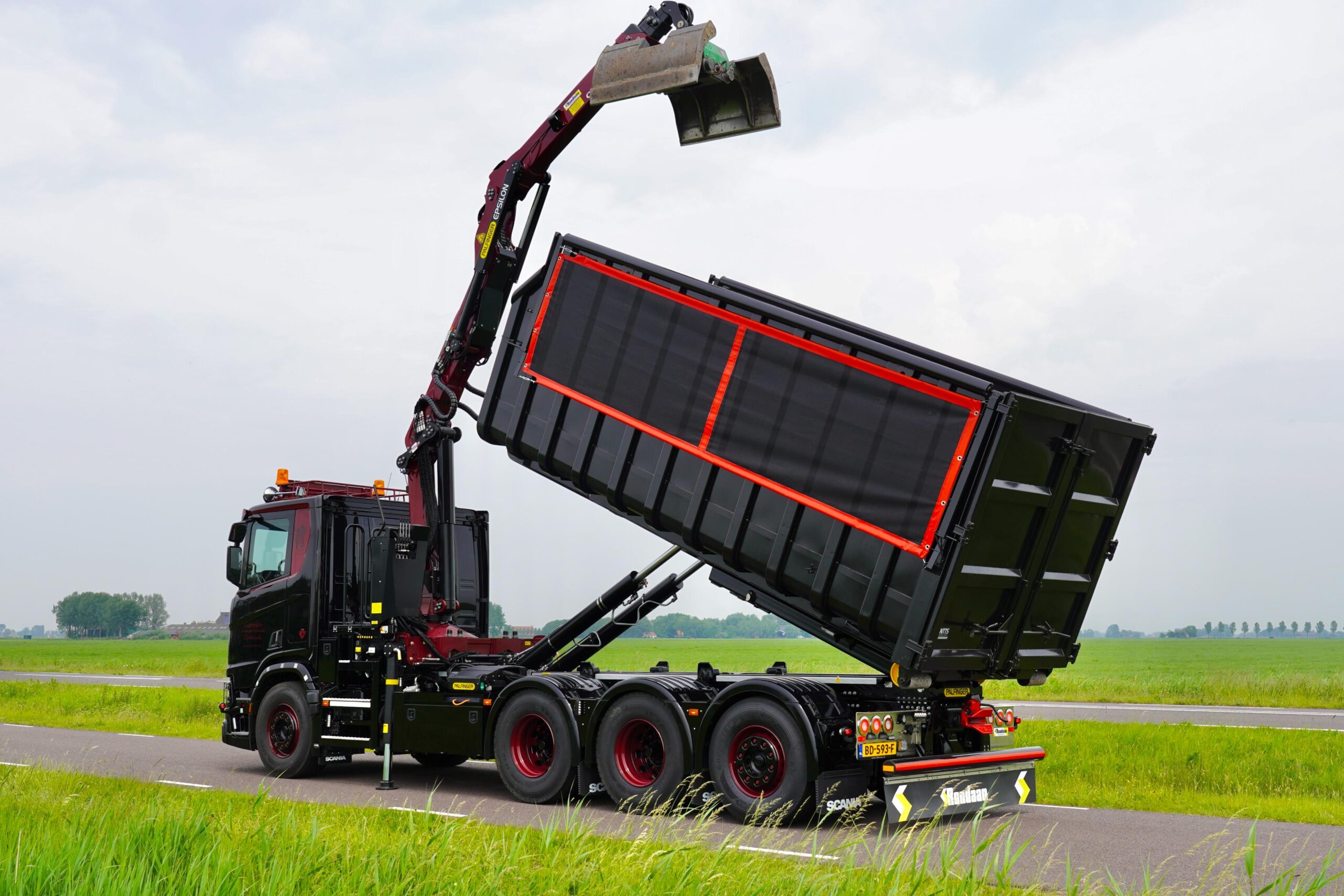 Epsilon Q150Z95Tr kraan en Palfinger haakarmsysteem op Scania V8