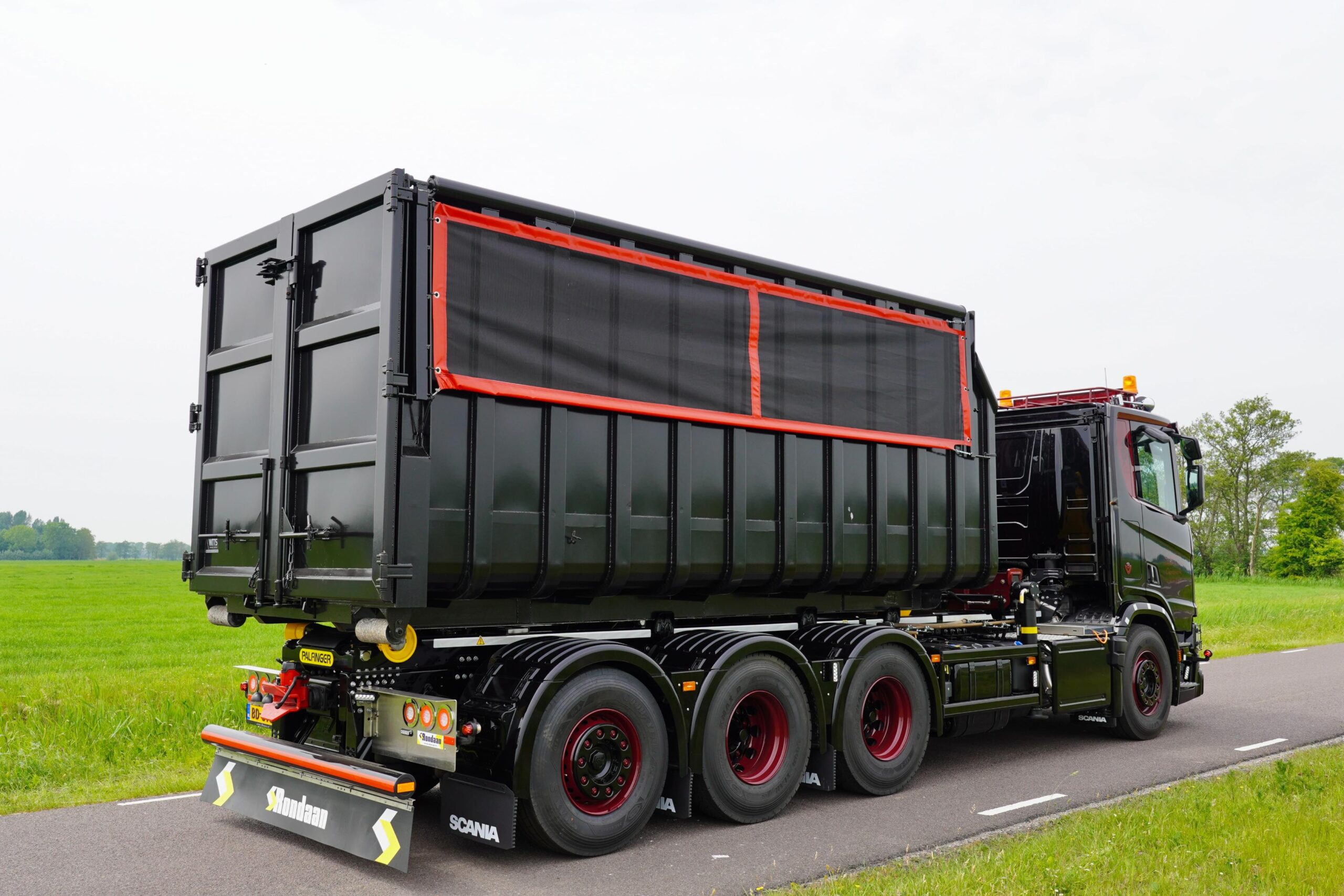 Epsilon Q150Z95Tr kraan en Palfinger haakarmsysteem op Scania V8