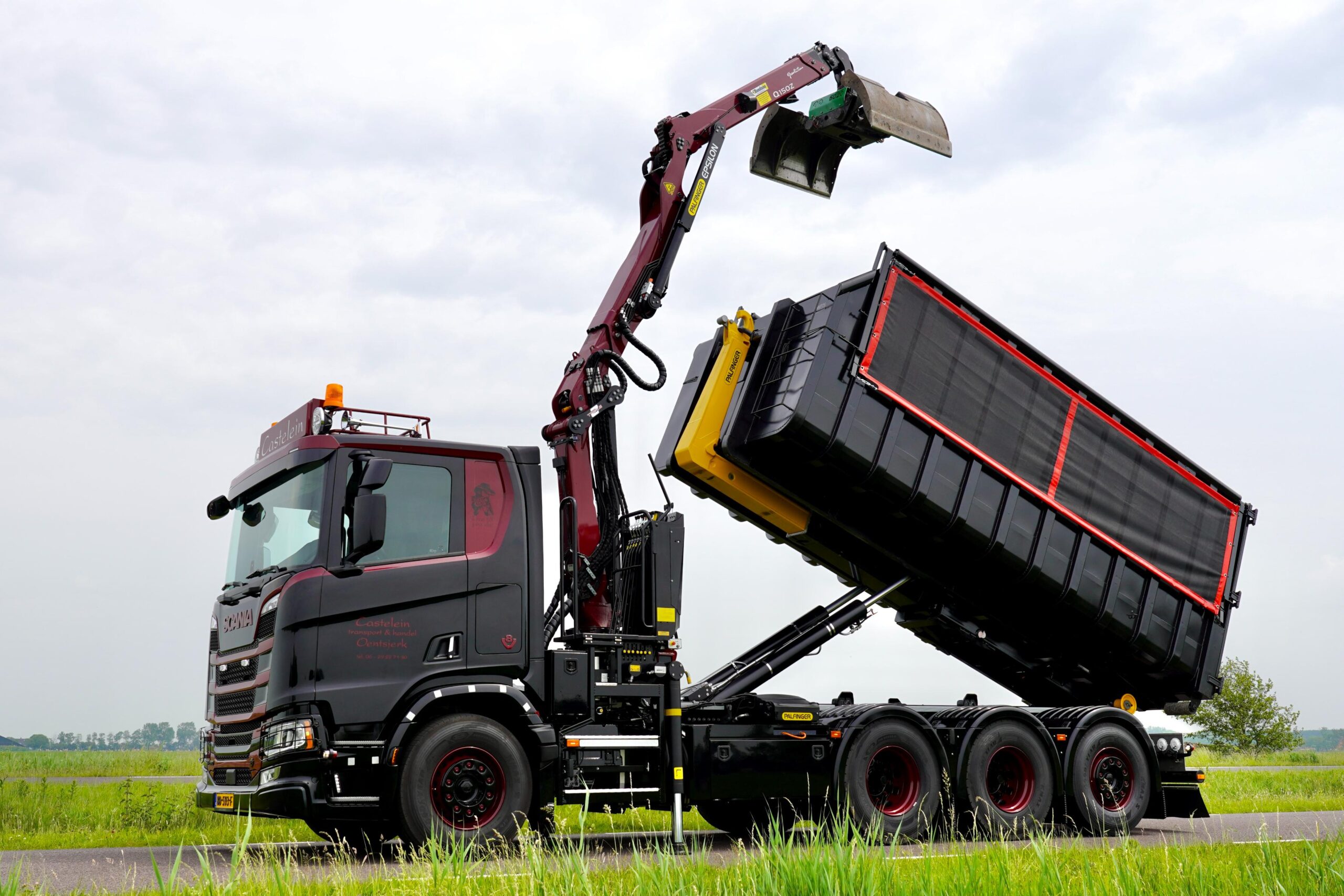 Epsilon Q150Z95Tr kraan en Palfinger haakarmsysteem op Scania V8
