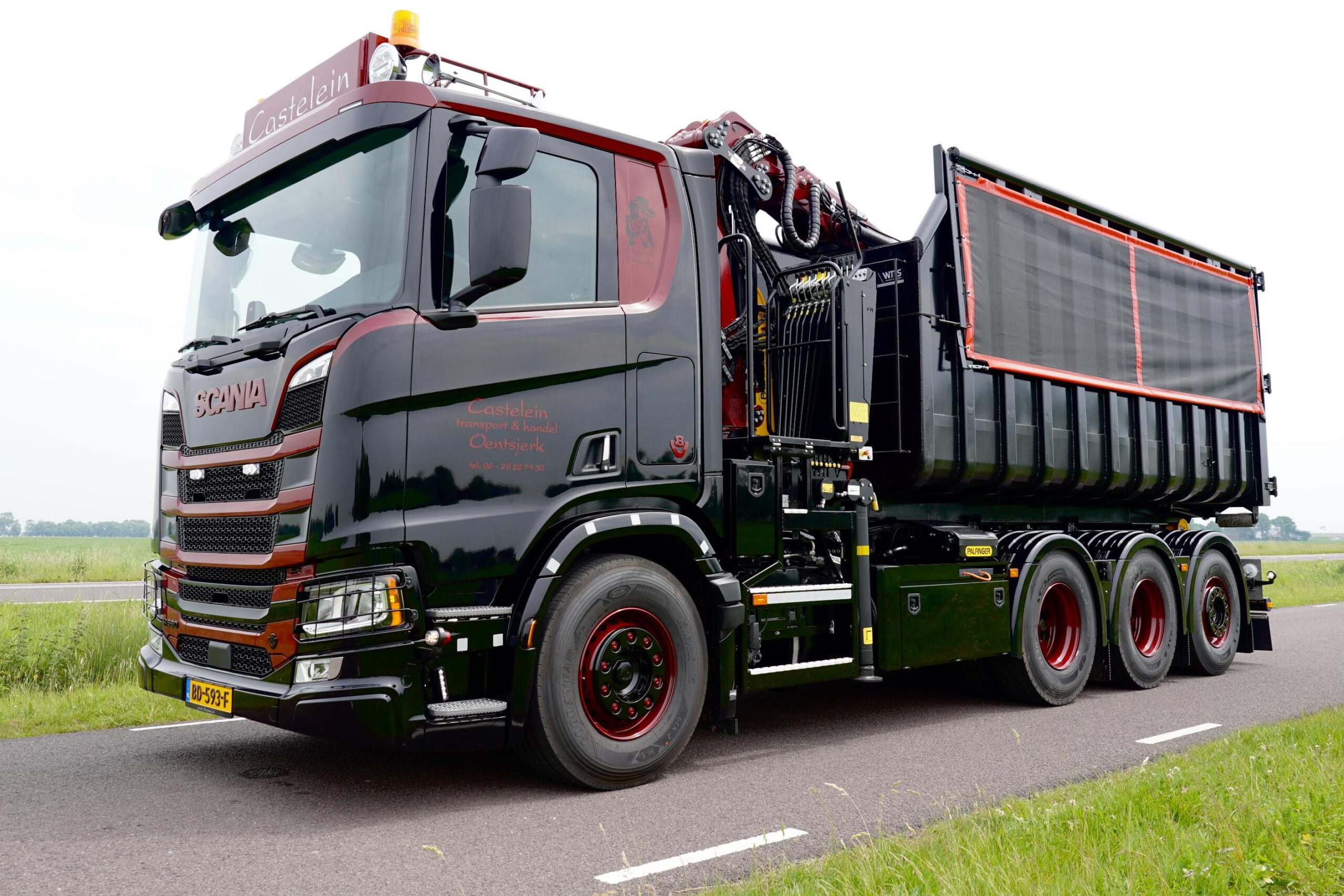 Epsilon Q150Z95Tr kraan en Palfinger haakarmsysteem op Scania V8