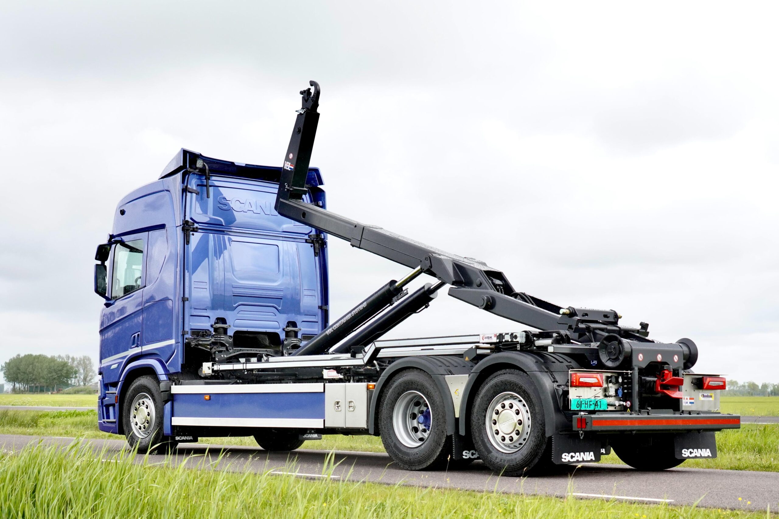 Scania met 25-tons VDL haakarmsysteem en VBK afnetsysteem