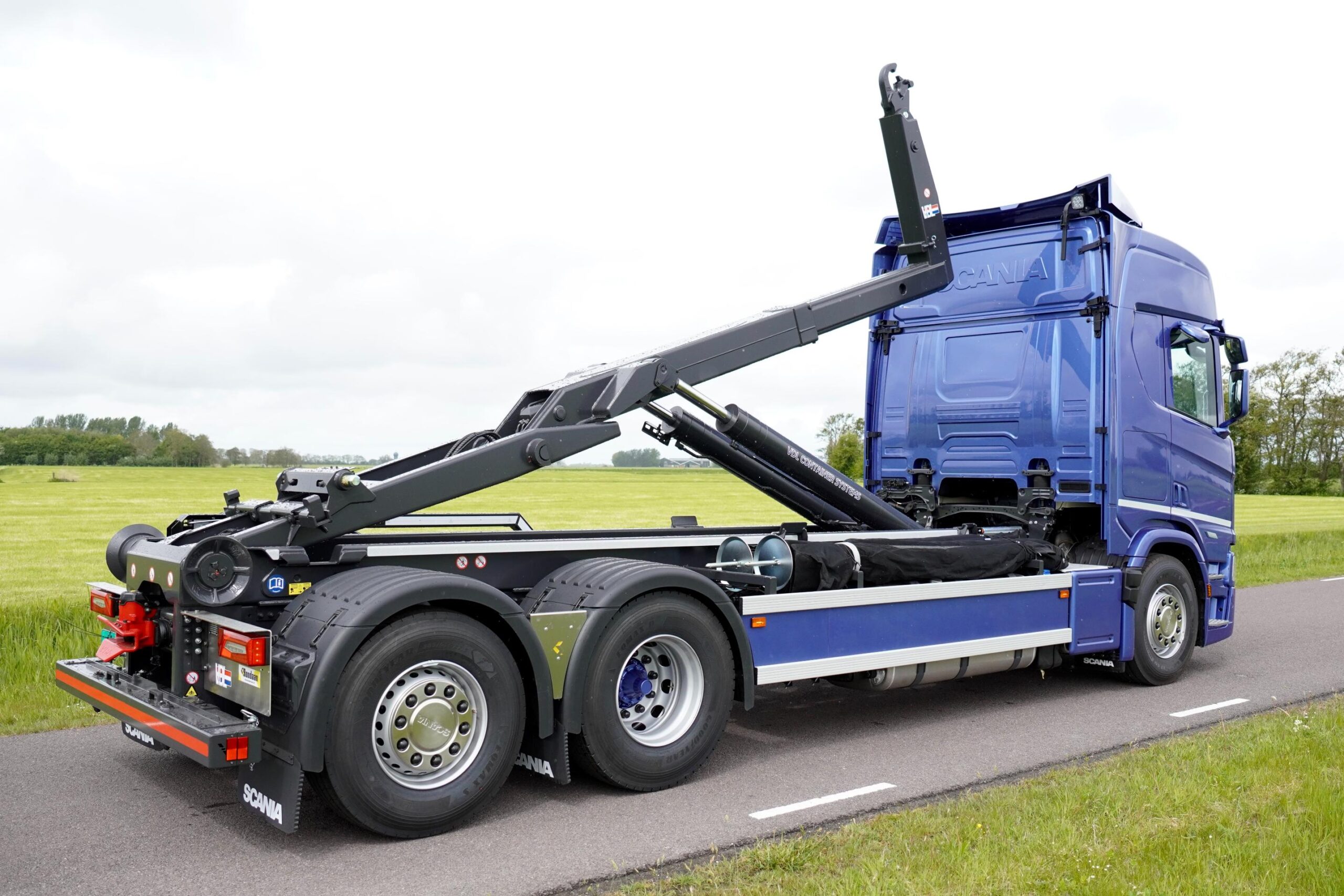 Scania met 25-tons VDL haakarmsysteem en VBK afnetsysteem
